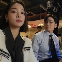 Sebelum penayangan A Business Proposal, sang aktor mengatakan, “Jika hubungan Tae Mu dan Ha Ri manis, hubungan kami sudah dewasa. Kami bercanda dan mengatakan hubungan kami punya rating 29+ (di atas 19+).” Foto: dok. Instagram @_seorina