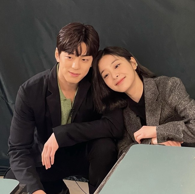 Seol In Ah dan Kim Min Kyu terpaut dua tahun. Sang aktris kelahiran 3 Januari 1996 dan sang aktor kelahiran 25 Desember 1994. Foto: dok. Instagram @_seorina