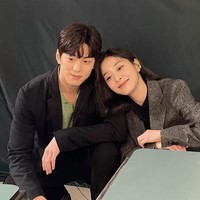 Seol In Ah dan Kim Min Kyu terpaut dua tahun. Sang aktris kelahiran 3 Januari 1996 dan sang aktor kelahiran 25 Desember 1994. Foto: dok. Instagram @_seorina