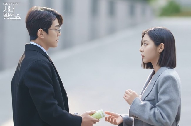 “Kami harus merekam adegan ciuman, dan tiba-tiba dia mulai melompat dan menari sambil mengelilingiku, sambil bernyanyi,” lanjut Kim Min Kyu saat mengingat syuting adegan ciumannya dengan Seol In Ah. Foto: dok. SBS