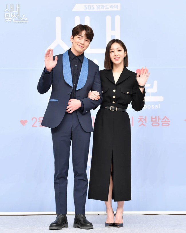 A Business Proposal menjadi salah satu drama Korea terpopuler saat ini. Meskipun menyorot hubungan pemain utama Kim Sejeong dan Ahn Hyo Seop, pasangan Seol In Ah dan Kim Min Kyu juga tak kalah manis. Foto: dok. SBS