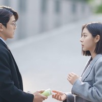 “Kami harus merekam adegan ciuman, dan tiba-tiba dia mulai melompat dan menari sambil mengelilingiku, sambil bernyanyi,” lanjut Kim Min Kyu saat mengingat syuting adegan ciumannya dengan Seol In Ah. Foto: dok. SBS