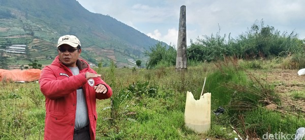 Peristiwa tragis 67 tahun silam itu direkam dalam ingatan warga Desa Pekasiran. Hanya saja, saat ini sebagian besar warga itu sudah meninggal dunia. Kini, anak dan cucu mereka yang melanjutkan sebagai penutur kisah hilangnya Dusun Legetang. Salah satunya adalah Isnurhadi. Dia salah satu tokoh masyarakat di Desa Pekasiran. Peristiwa tragis 67 tahun silam itu direkam dalam ingatan warga Desa Pekasiran. Hanya saja, saat ini sebagian besar warga itu sudah meninggal dunia. Kini, anak dan cucu mereka yang melanjutkan sebagai penutur kisah hilangnya Dusun Legetang. Salah satunya adalah Isnurhadi. Dia salah satu tokoh masyarakat di Desa Pekasiran.Â