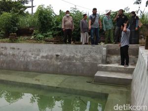 Ibu Dua Balita Histeris Anaknya Tewas Ditemukan Tercebur di Kolam Gurami