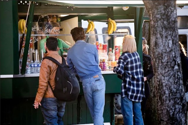 Mereka terlihat membeli makanan dari kedai di pinggir jalan.Foto: Dok. Weibo