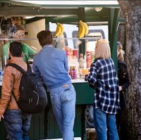 Mereka terlihat membeli makanan dari kedai di pinggir jalan.Foto: Dok. Weibo