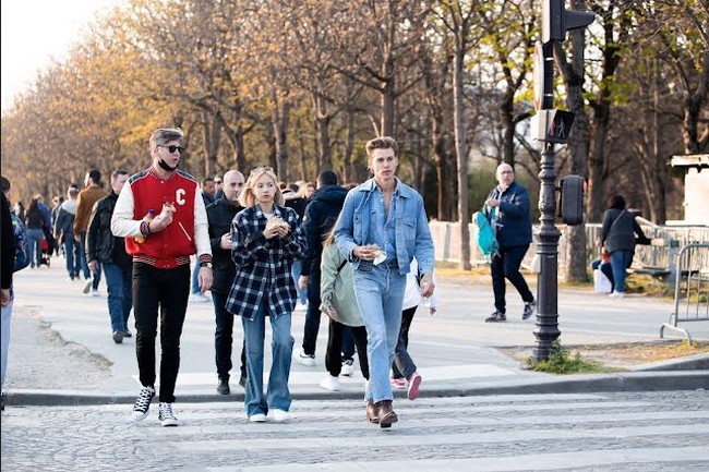 Lisa Blackpink diketahui sedang berada di Prancis untuk menghadiri Paris Fashion Week. Brand ambassador Celine itu pun tak hanya menonton fashion show atau mengunjungi butik. Ia memanfaatkan waktunya di sana untuk jalan-jalan.Foto: Dok. Weibo