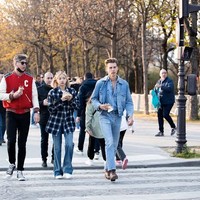 Lisa Blackpink diketahui sedang berada di Prancis untuk menghadiri Paris Fashion Week. Brand ambassador Celine itu pun tak hanya menonton fashion show atau mengunjungi butik. Ia memanfaatkan waktunya di sana untuk jalan-jalan.Foto: Dok. Weibo