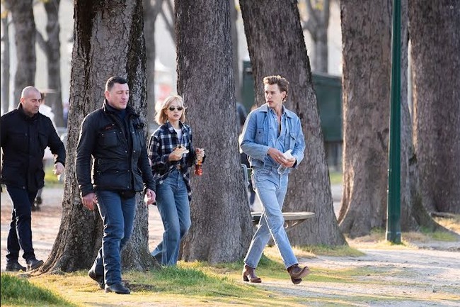 Dikatakan jika Austin mengenal Lisa Blackpink dari pacarnya, model Kaia Gerber, yang juga brand ambassador Celine. Sebelumnya Lisa juga terlihat menghabiskan waktu bersama Peter, Austin, dan Kaia. Foto: Dok. Weibo