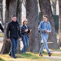 Dikatakan jika Austin mengenal Lisa Blackpink dari pacarnya, model Kaia Gerber, yang juga brand ambassador Celine. Sebelumnya Lisa juga terlihat menghabiskan waktu bersama Peter, Austin, dan Kaia. Foto: Dok. Weibo