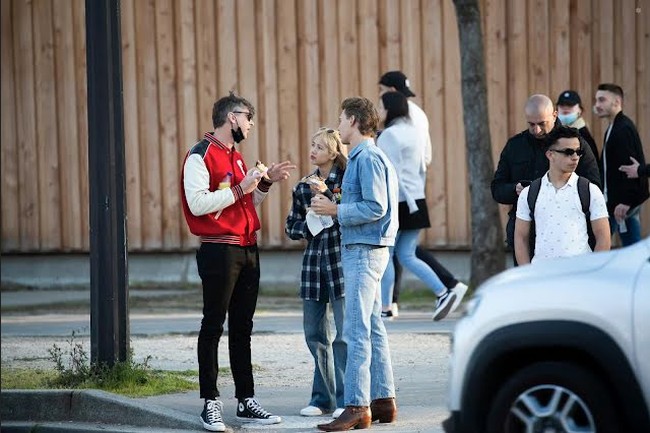 Dalam serangkaian foto yang dirilis oleh fans di Weibo, mereka pun tampak akrab. Pemandangan ini tentu jarang dilihat fans ketika Lisa berada di Korea Selatan atau Thailand.Foto: Dok. Weibo