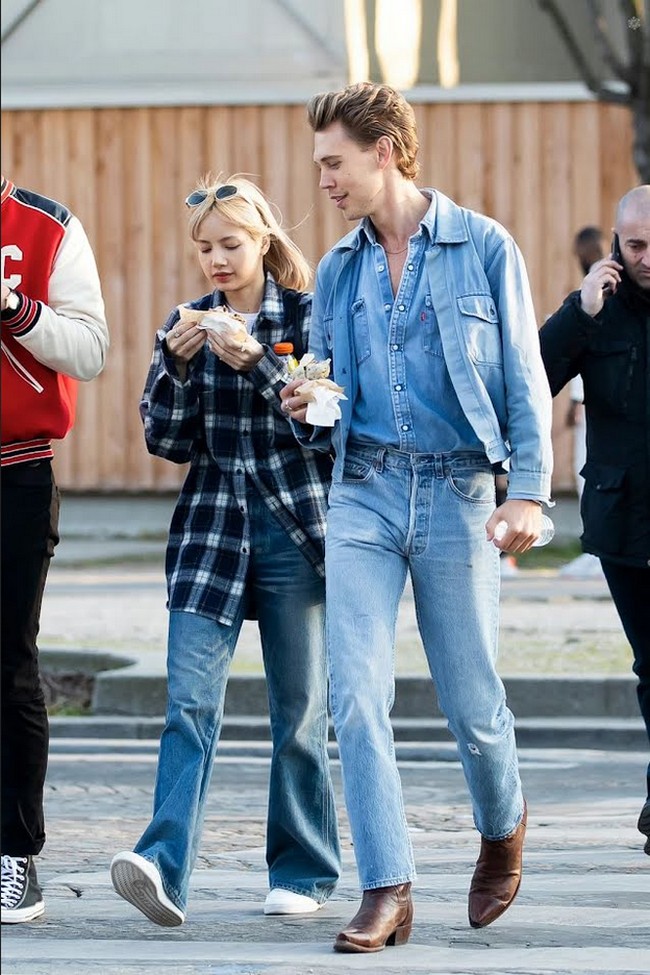 Penampilan Lisa Blackpink pun menjadi perhatian penggemar. Mengenakan kemeja flanel, t-shirt, celana jeans, kacamata hitam, dan sneakers, gaya kasualnya dipuji fans. Foto: Dok. Weibo