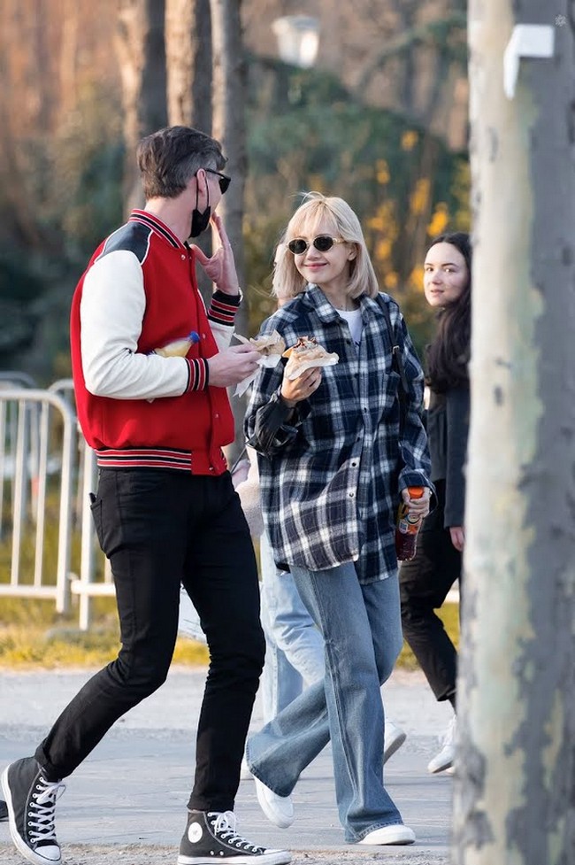 Dalam foto mereka tampak berfoto selagi makan sandwich. Foto: Dok. Weibo