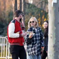 Dalam foto mereka tampak berfoto selagi makan sandwich. Foto: Dok. Weibo