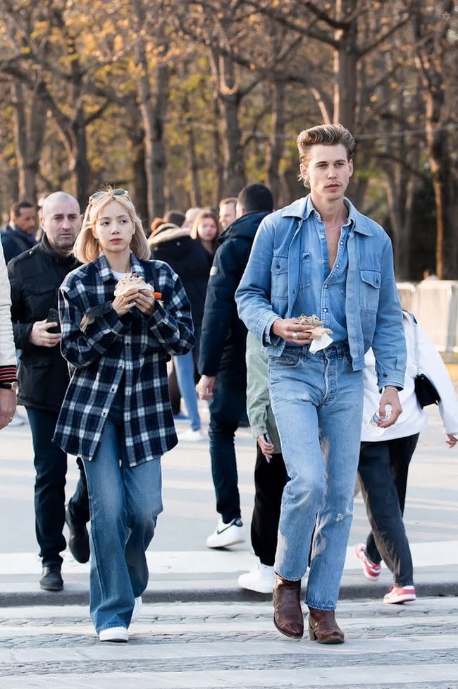 Baru-baru ini foto Lisa Blackpink sedang menyusuri jalanan Paris pun jadi viral. Pasalnya ia terlihat didampingi oleh aktor Amerika, Austin Butler. Foto: Dok. Weibo