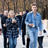 Baru-baru ini foto Lisa Blackpink sedang menyusuri jalanan Paris pun jadi viral. Pasalnya ia terlihat didampingi oleh aktor Amerika, Austin Butler. Foto: Dok. Weibo