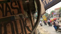Nampak arus lalu lintas didominasi kendaraan roda dua.