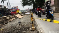 Para pengendara melintas di sekitar perbaikan jalan di Jl Parung-Kemang, Bogor, Jawa Barat, Sabtu (26/3/2022).