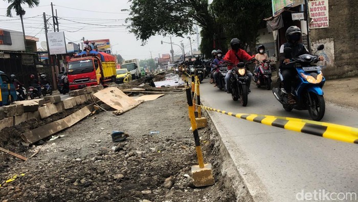 Macet Terdampak Perbaikan Jalan di Parung, Sabar Melintas Ya Gaess.. Para pengendara melintasi perbaikan jalan di Jl Parung-Kemang, Bogor, Jawa Barat, Sabtu (26/3/2022). Akibat perbaikan jalan ini, arus lalu lintas dari dan menuju Parung terpantau padat. Pantauan pukul 08.00 WIB, arus kendaraan dari arah Parung menuju Warung Jambu Bogor macet hingga 1km.