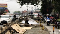 Bagi yang akan melintas harap bersabar atau cari jalan alternatif lain gaess...