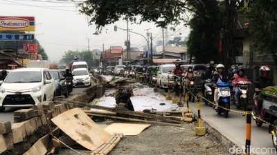 Macet Terdampak Perbaikan Jalan di Parung, Sabar Melintas Ya Gaess...