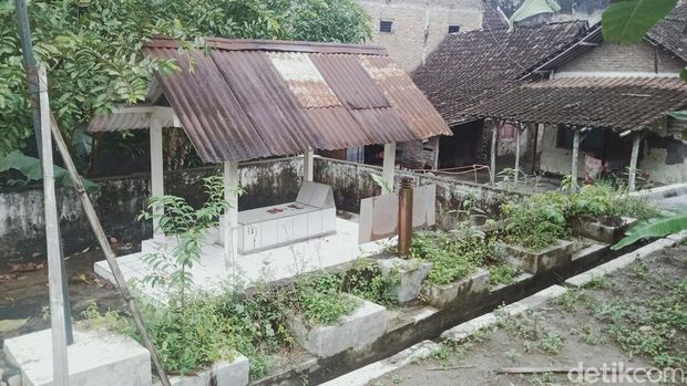 Makam bayi di dekat Jembatan Jabang Bayi, jalan Yogya-Solo, Kecamatan Delanggu, Klaten, Sabtu (26/3/2022).