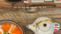 Terinspirasi dari menu set lengkap ala Jepang, TikToker ini sengaja membuat tiruannya dalam dunia nyata. Ada nasi salmon bahkan hingga teko keramik teh tradisional juga disediakan. Foto: Tiktok/nauantheophim.anime