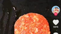 Resep Krabby Patty milik Mr. Krab masih menjadi incaran Plankton. Tampaknya TikToker ini yang telah berhasil mencurinya terlebih dahulu dan membuat tiruannya yang mirip sekali! Foto: Tiktok/nauantheophim.anime
