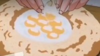 Hanya melalui film anime, TikToker ini berhasil membuat mie segar dari tepung terigu dan telur. Seluruh tahap dan bahan-bahannya sepenuhnya hanya mencontoh dari kartun! Foto: Tiktok/nauantheophim.anime