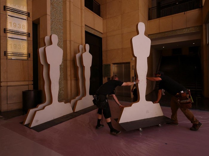 Workers roll out the red carpet on Hollywood  Boulevard  as preparations for the Academy Awards begin in Los Angeles, California, U.S., March 23, 2022.  REUTERS/Mike Blake