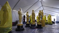 Patung-patung Oscar yang menunggu untuk diperbaiki difoto sebelum dipajang saat persiapan untuk Academy Awards sedang berlangsung di Los Angeles, California, AS. REUTERS/Mike Blake