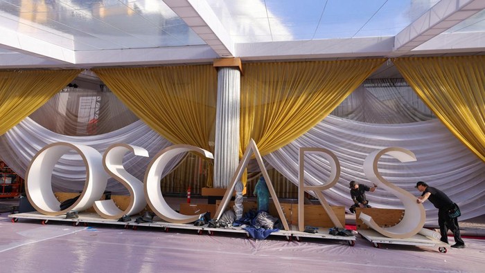 Workers roll out the red carpet on Hollywood  Boulevard  as preparations for the Academy Awards begin in Los Angeles, California, U.S., March 23, 2022.  REUTERS/Mike Blake