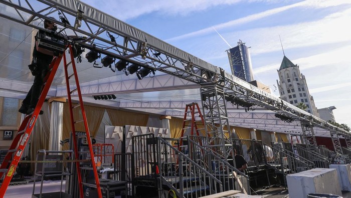 Workers roll out the red carpet on Hollywood  Boulevard  as preparations for the Academy Awards begin in Los Angeles, California, U.S., March 23, 2022.  REUTERS/Mike Blake