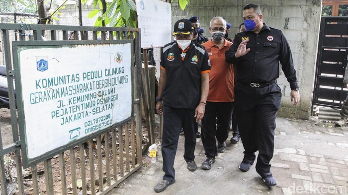 Melihat Pelatihan Tanggap Bencana GP Nasdem Ketua DPW Garda Pemuda Nasdem DKI Jakarta Nova Harivan Paloh meninjau sungai ciliwung saat pelatihan pemuda Tanggap Bencana di Daerah Rawan Banjir DKI Jakarta, di Sawung Komunitas peduli ciliwung, Pasar Minggu, Jakarta Selatan, Sabtu, (26/3/22). 50 pemuda diberikan pelatihan penanganan banjir yang juga akan didukung oleh materi dari perwakilan lembaga pemerintah daerah terkait dan komunitas lokal.