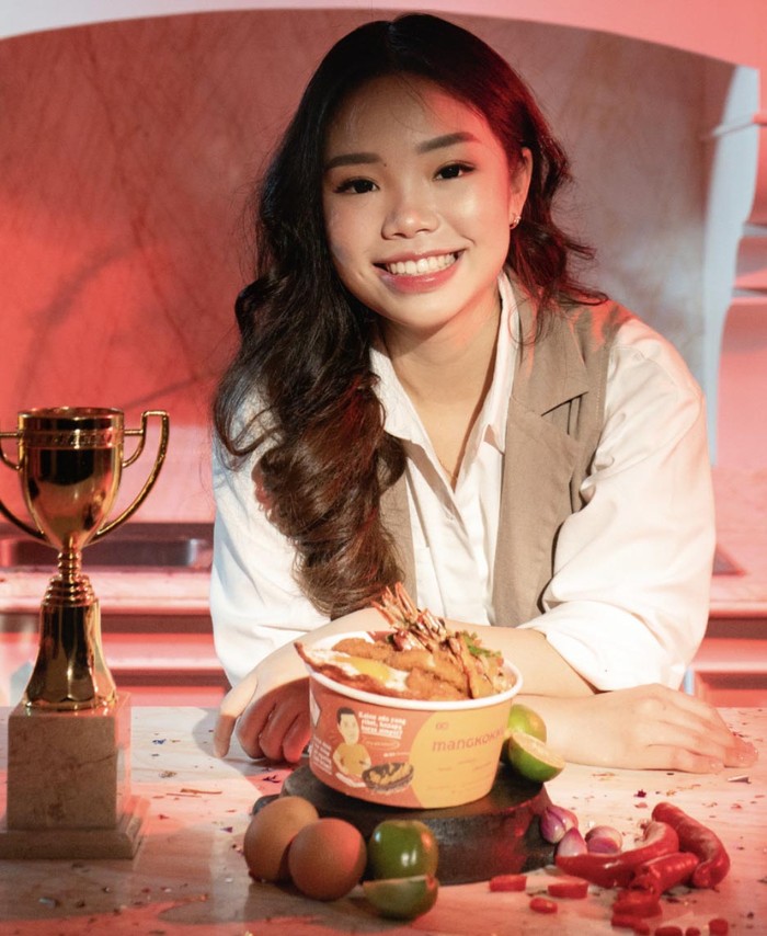 Mengenal Menu Mewah Cita Rasa Thailand-Indonesia Mangkokku kembali berinovasi menyajikan hidangan rice bowl unik dengan meluncurkan menu kolaborasi dengan juara pertama ajang kompetisi masak Master Chef Indonesia termuda, Jesselyn Lauwreen.