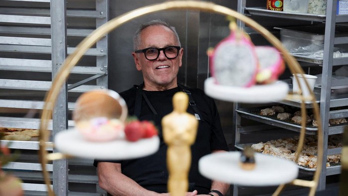 Mengintip Hindangan Mewah di Oscar 2022 yang Bikin Ngiler Chef Wolfgang Puck and his team, including the chefs behind the cooking collective