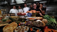 Chef Wolfgang Puck dan timnya, termasuk para chef di balik kelompok memasak Ghetto Gastro, berpose untuk foto selama pratinjau makanan, minuman, dan dekorasi Governors Ball tahun ini. Puck telah memimpin dapur Oscar selama 28 tahun. Tahun ini dia dan krunya akan menyajikan sajian yang membentang dari Miyazaki Beef, Lobster Pot Pie Maine hingga cacio e pepe macaroni.