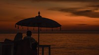 Bersantai sambil menikmati matahari terbenam adalah kombinasi yang pas.