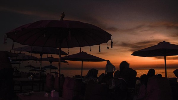 Pengunjung menikmati pemandangan matahari terbenam di pantai Tanjung Bias, Desa Senteluk, Kecamatan Batulayar, Lombok Barat, NTB, Sabtu (26/3/2022).