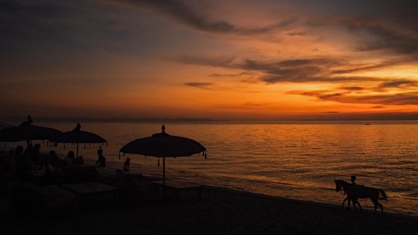 Pantai Tanjung Bias yang berada di dekat kawasan wisata Senggigi tersebut setiap sore ramai dikunjungi warga serta wisatawan untuk menikmati kuliner khas Lombok dan panorama matahari tenggelam.