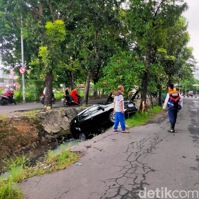 Mobil masuk Sungai Manyar surabaya