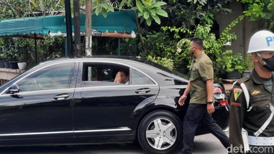 Momen Jokowi Jenguk Buya Syafii yang Sempat Kena Serangan Jantung