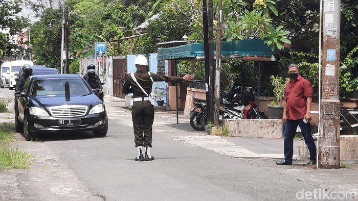 Momen Jokowi Jenguk Buya Syafii yang Sempat Serangan Jantung Presiden Joko Widodo (Jokowi) menjenguk Ahmad Syafii Maarif atau yang akrab disapa Buya Syafii hari ini. Buya Syafii sebelumnya sempat dirawat di rumah sakit, Sabtu, 26/3/2022.