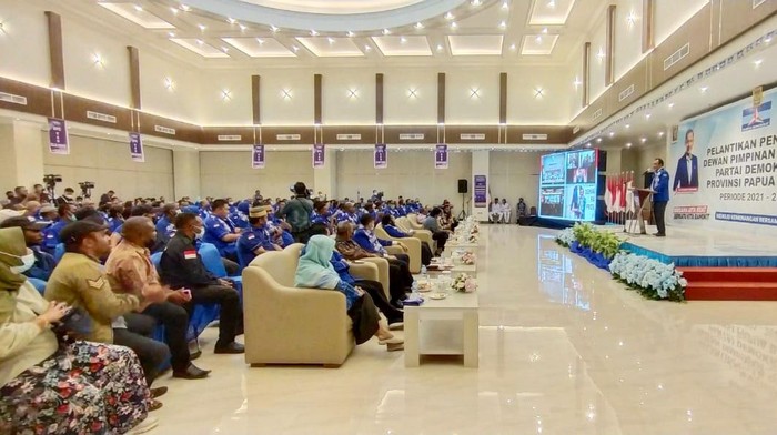 Momen Pelantikan DPD Partai Demokrat Papua Barat Pengurus DPD Partai Demokrat Papua Barat Periode 2021 - 2026 resmi dilantikΒ oleh Ketua Umum Partai Demokrat Agus Harimurti Yudhoyono (AHY).
DPDΒ Demokrat Papua BaratΒ dimpimpin oleh Abdul Faris Umlati yang juga Bupati Raja Ampat. Pelantikan itu dipusatkan di Kota Sorong bersamaan dengan pelantikan pengurus Demokrat Bali.