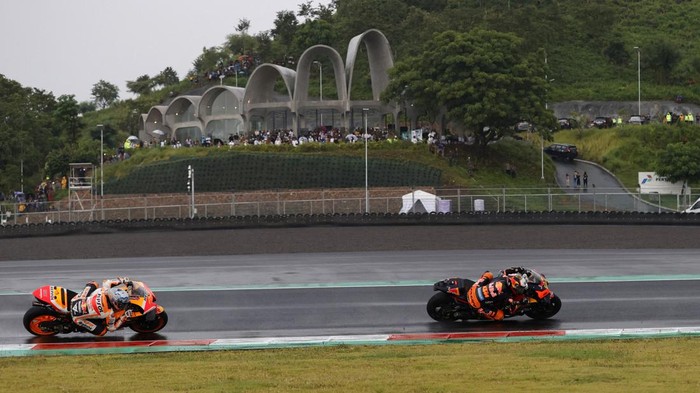 MotoGP - Indonesian Grand Prix - Mandalika International Street Circuit, Kuta, Lombok, Indonesia - March 20, 2022 Repsol Honda Teams Pol Espargaro and Red Bull KTM Factory Racings Brad Binder in action REUTERS/Willy Kurniawan