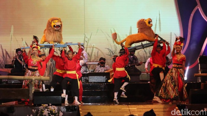 Opening performance dari Ega Robot Percussion membuka peluncuran detikJabar di Ampitheater Trans Studio Bandung, Sabtu (26/3/2022)