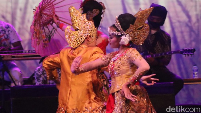 Opening performance dari Ega Robot Percussion membuka peluncuran detikJabar di Ampitheater Trans Studio Bandung, Sabtu (26/3/2022)