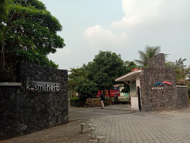 Setelah mengelola bahan menjadi ekstrak, Yuliantini menuturkan PT Kosme melaksanakan sistem pengelolaan limbah komprehensif sesuai peraturan yang ditetapkan Kementerian Lingkungan Hidup. Ada pengolahan limbah produksi, Wastewater Treatment Plant (WWTP) agar limbah produksi agar tidak mencemari lingkungan. WWTP atau Instalasi Pengolahan Air Limbah (IPAL) adalah rangkaian proses yang dilakukan untuk menghilangkan zat organik dan anorganik dari air, sehingga air dapat digunakan kembali. Foto: Gresnia/Wolipop.