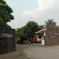 Setelah mengelola bahan menjadi ekstrak, Yuliantini menuturkan PT Kosme melaksanakan sistem pengelolaan limbah komprehensif sesuai peraturan yang ditetapkan Kementerian Lingkungan Hidup. Ada pengolahan limbah produksi, Wastewater Treatment Plant (WWTP) agar limbah produksi agar tidak mencemari lingkungan. WWTP atau Instalasi Pengolahan Air Limbah (IPAL) adalah rangkaian proses yang dilakukan untuk menghilangkan zat organik dan anorganik dari air, sehingga air dapat digunakan kembali. Foto: Gresnia/Wolipop.