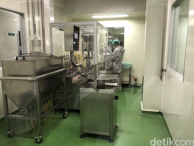 Ruang produksi di pabrik milik Juragan 99 ini diklaim sudah memiliki standar Cara Pembuatan Obat Tradisional yang Baik (CPOTB). Setiap ruangan terpisah oleh partisi untuk menghindari kontaminasi dari satu area ke area lain akibat perpindahan bahan mentah dan bahan jadi. Pemisahan ruang bahan mentah dari proses melalui ruang transit. Foto: Gresnia/Wolipop.
